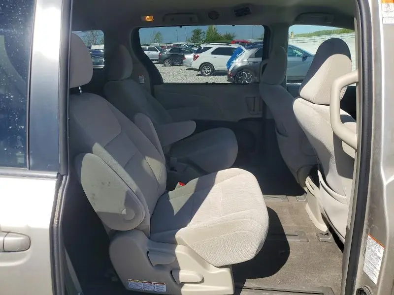 2016 TOYOTA SIENNA LE  
