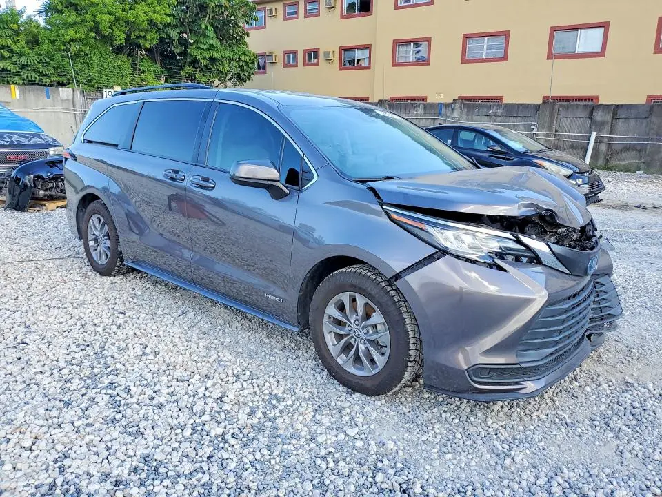 2021 TOYOTA SIENNA LE  