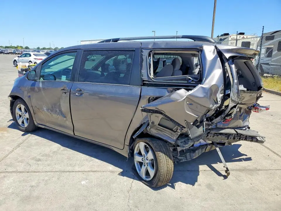 2016 TOYOTA SIENNA LE  