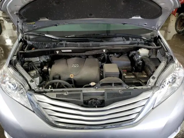 2017 TOYOTA SIENNA LE  