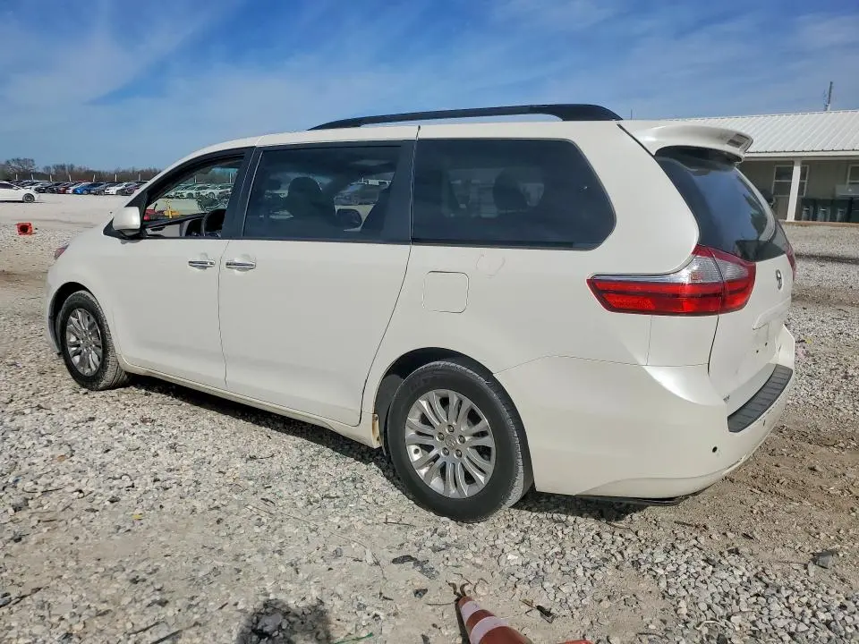 2017 TOYOTA SIENNA XLE  