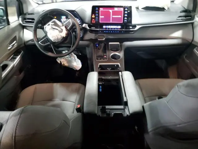 2024 TOYOTA SIENNA XLE  