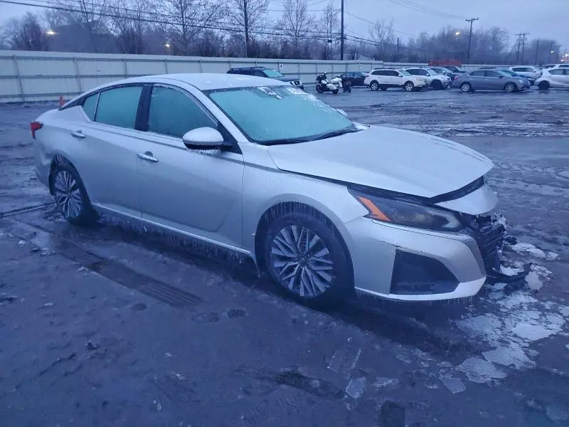 2023 NISSAN ALTIMA SV  