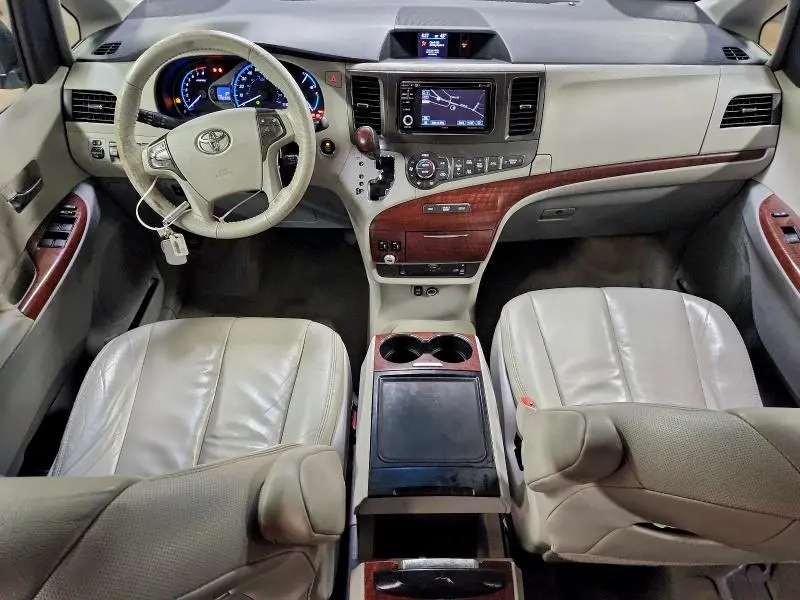 2014 TOYOTA SIENNA XLE  