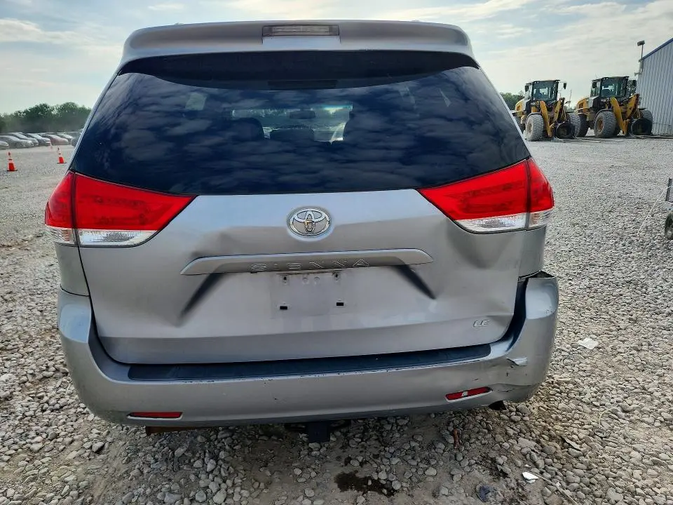 2013 TOYOTA SIENNA LE  