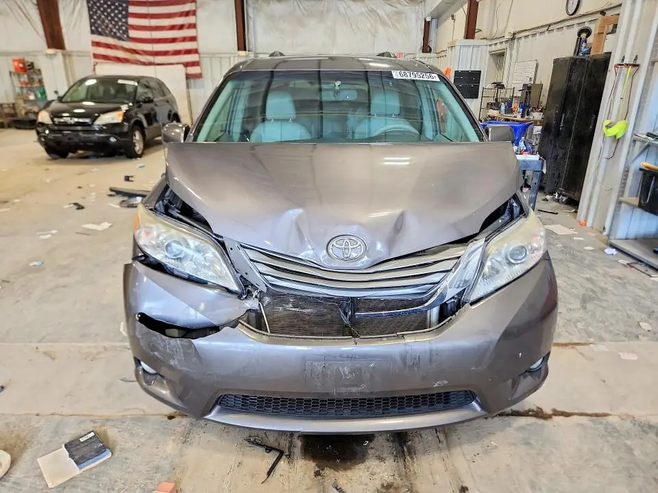 2013 TOYOTA SIENNA XLE 8-PASSENGER  