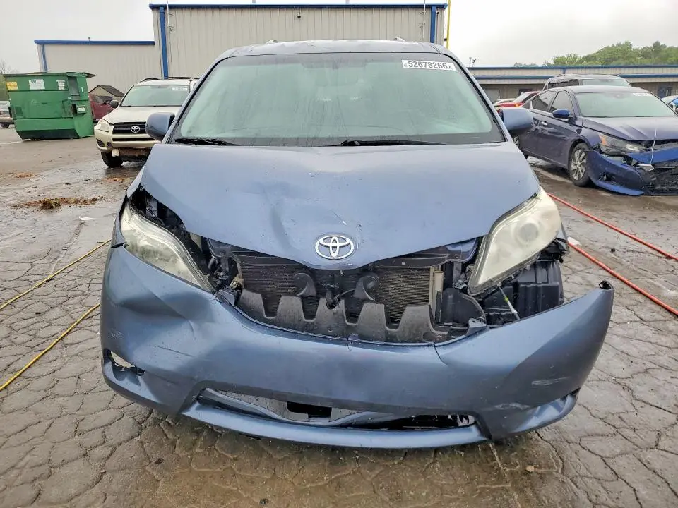 2017 TOYOTA SIENNA LE  