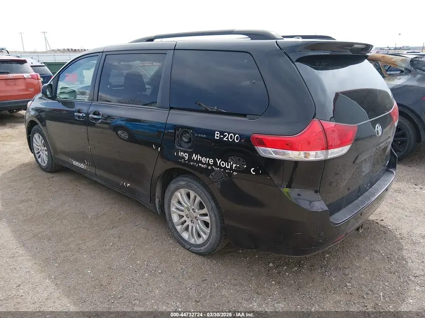2014 TOYOTA SIENNA XLE V6 8 PASSENGER