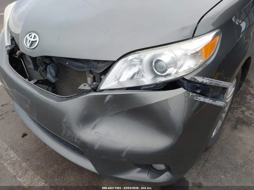 2013 TOYOTA SIENNA XLE V6 8 PASSENGER