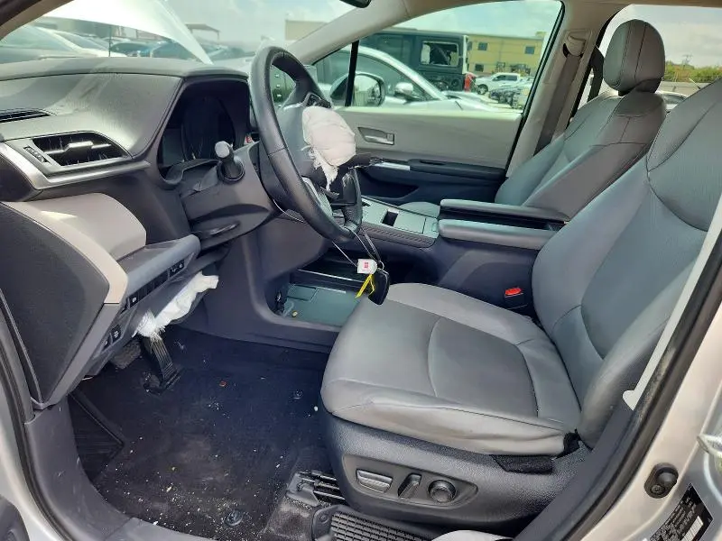 2023 TOYOTA SIENNA XLE  