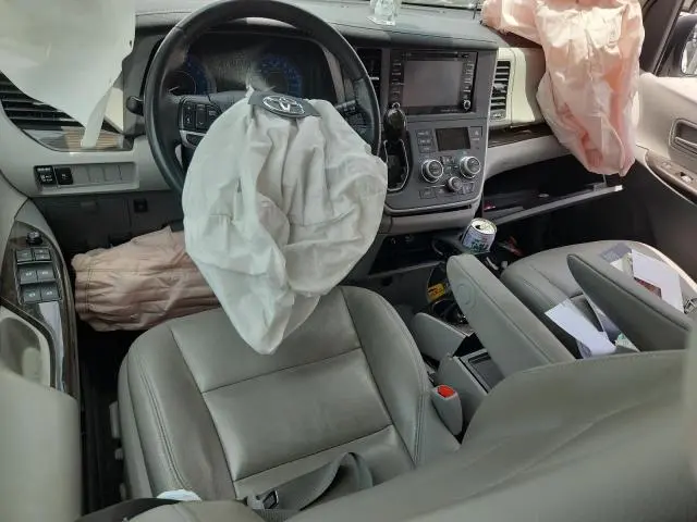 2020 TOYOTA SIENNA XLE  