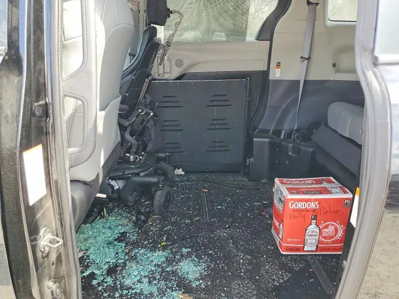 2022 TOYOTA SIENNA XLE 8-PASSENGER  