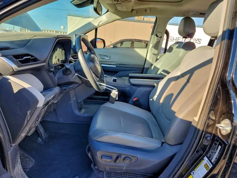 2021 TOYOTA SIENNA XLE  