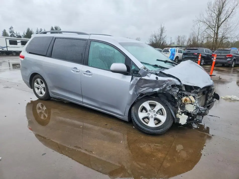 2013 TOYOTA SIENNA LE 8-PASSENGER  