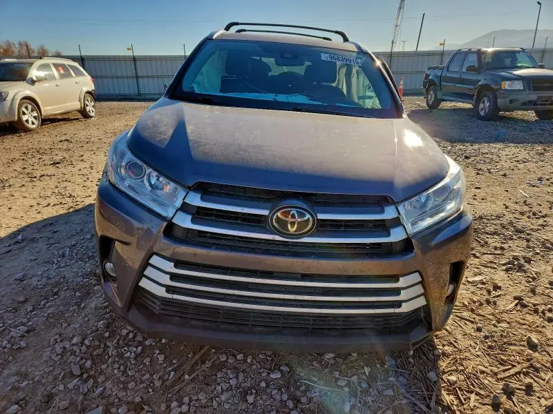 2019 TOYOTA HIGHLANDER SE  