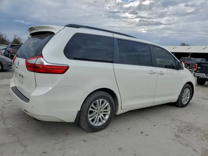 2017 TOYOTA SIENNA XLE  
