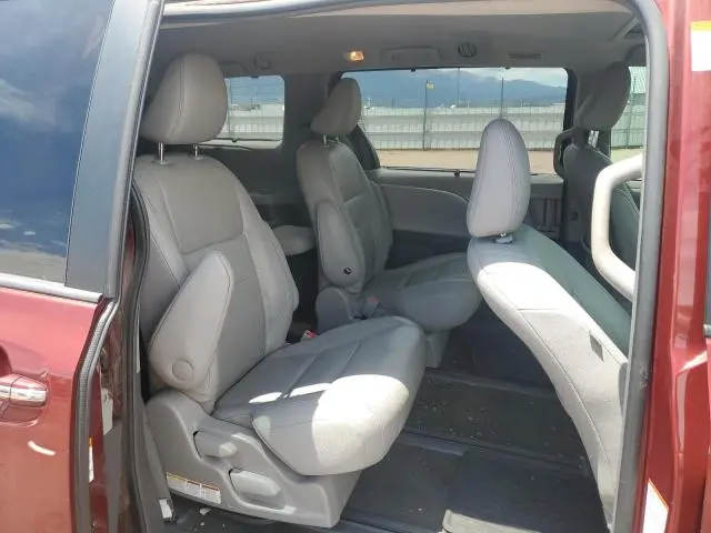 2017 TOYOTA SIENNA XLE  
