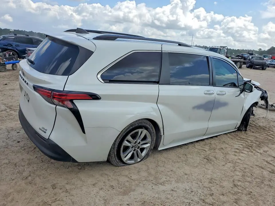 2022 TOYOTA SIENNA XLE  