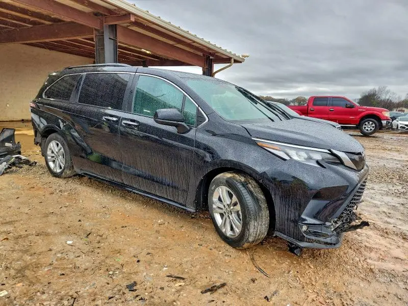 2022 TOYOTA SIENNA XSE  