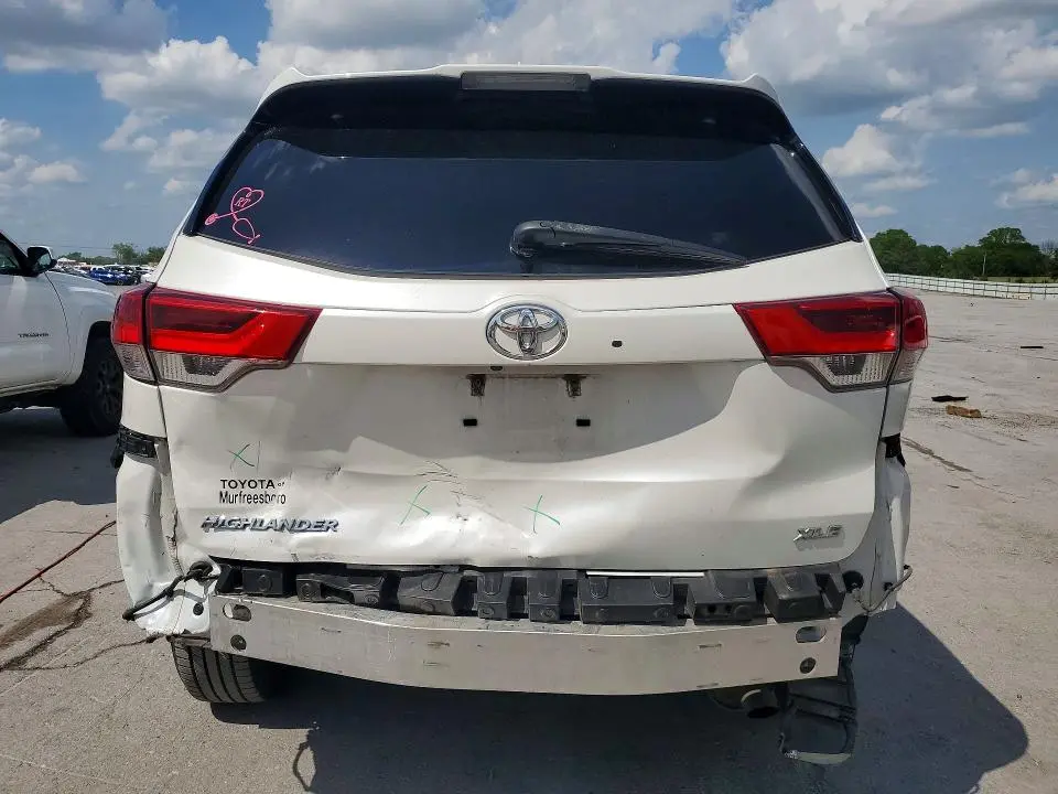 2019 TOYOTA HIGHLANDER XLE  