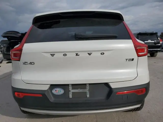 2022 VOLVO XC40 T5 MOMENTUM  
