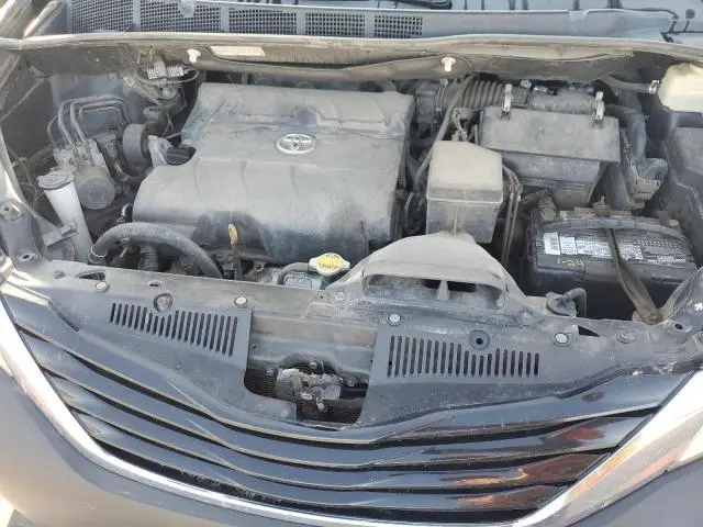 2016 TOYOTA SIENNA LE  