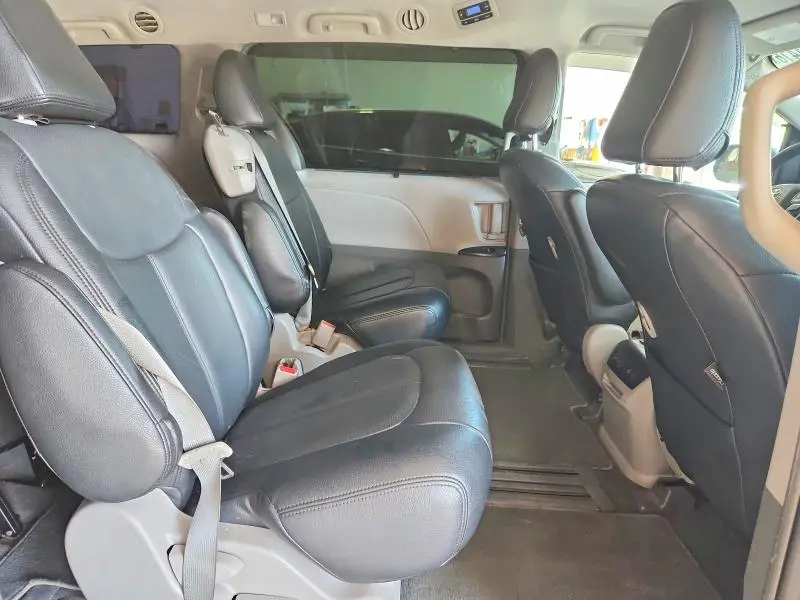2019 TOYOTA SIENNA LE  