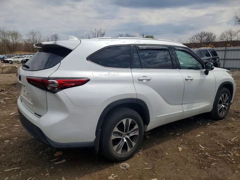 2022 TOYOTA HIGHLANDER XLE  