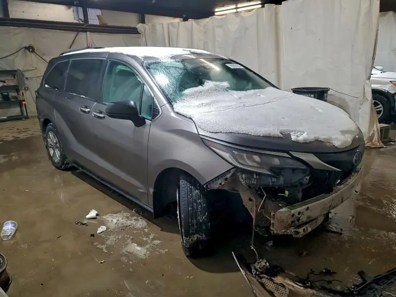 2022 TOYOTA SIENNA XSE  