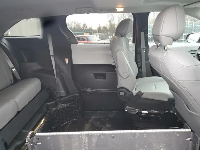 2025 TOYOTA SIENNA XLE  