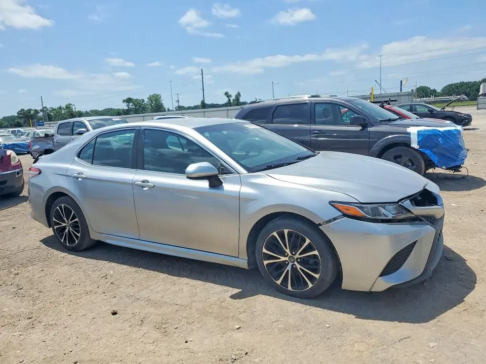 2018 TOYOTA CAMRY SE  