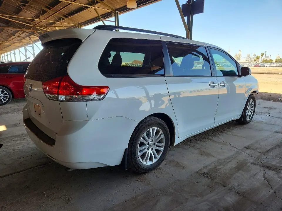 2014 TOYOTA SIENNA XLE 8-PASSENGER  