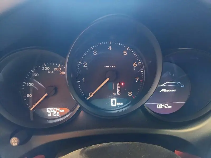 2025 PORSCHE MACAN BASE  