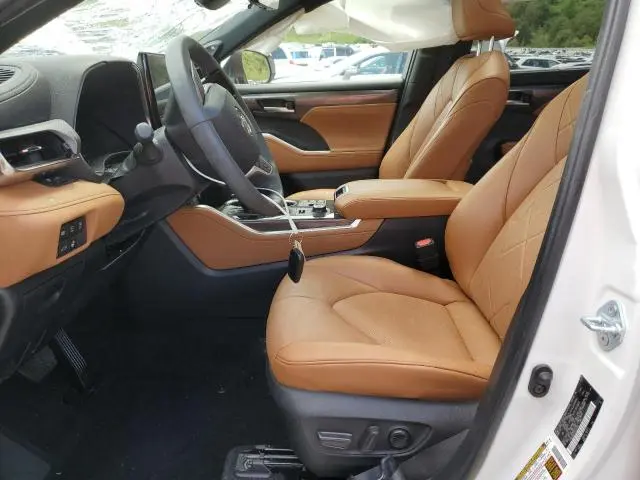 2024 TOYOTA HIGHLANDER LE  