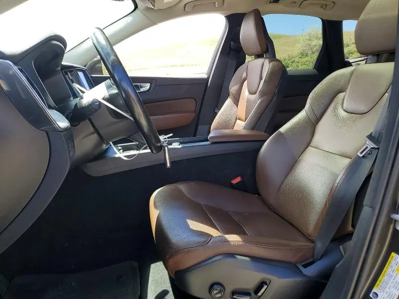 2018 VOLVO XC60 T5 MOMENTUM  