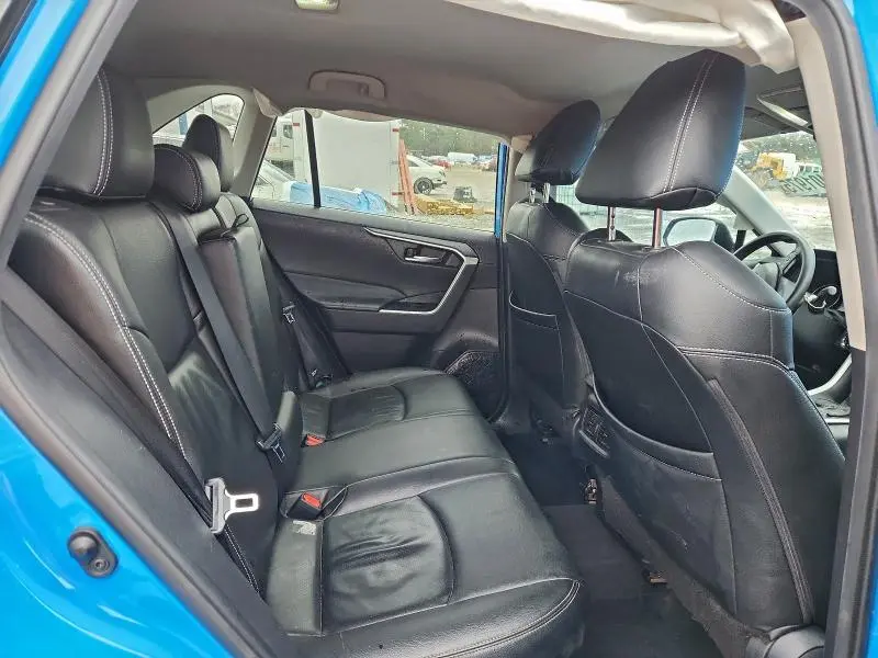 2021 TOYOTA RAV4 XLE  