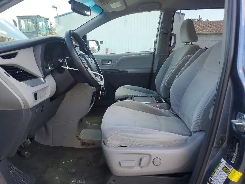 2017 TOYOTA SIENNA LE  