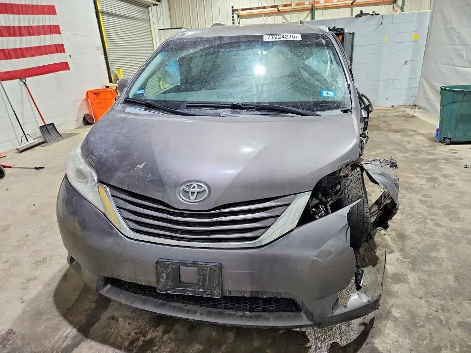 2016 TOYOTA SIENNA LE  