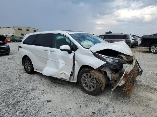 2024 TOYOTA SIENNA XLE  