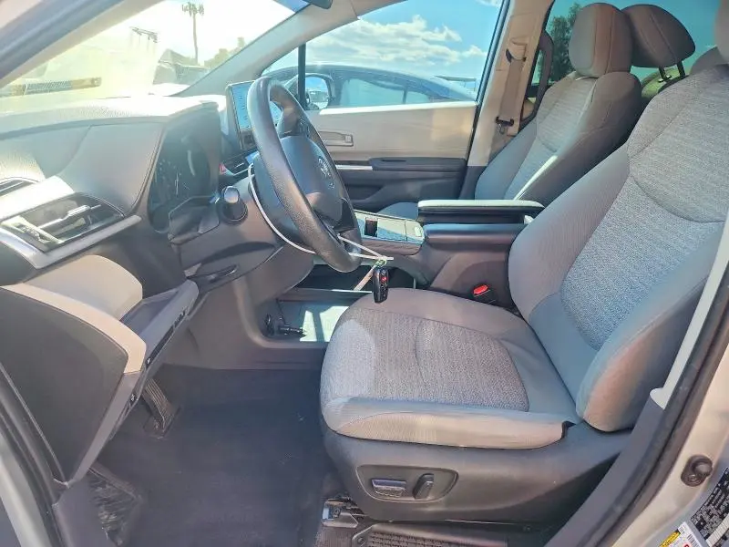 2022 TOYOTA SIENNA LE  