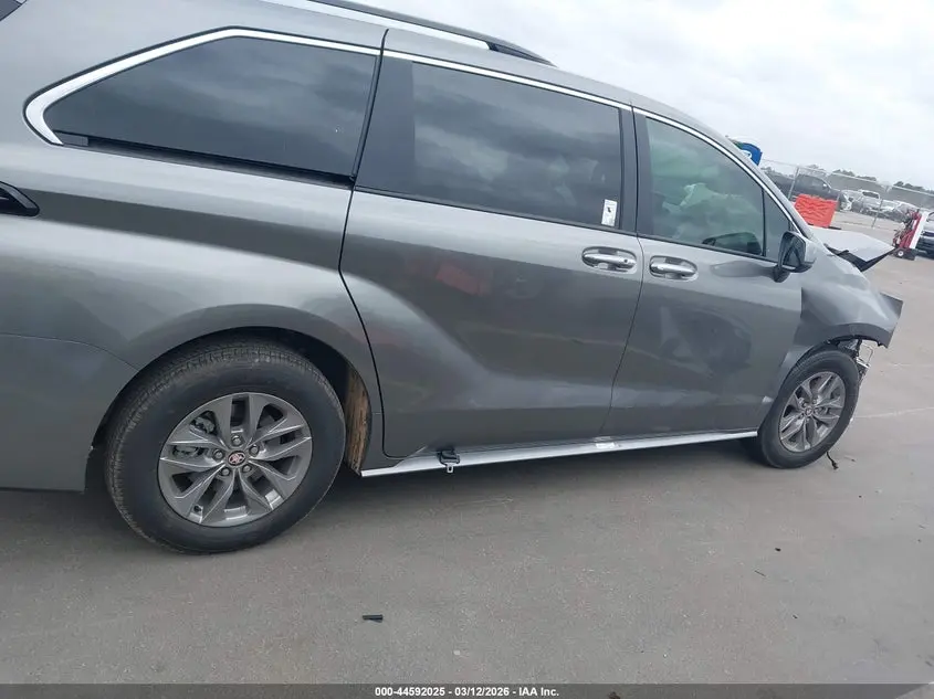 2026 TOYOTA SIENNA XLE