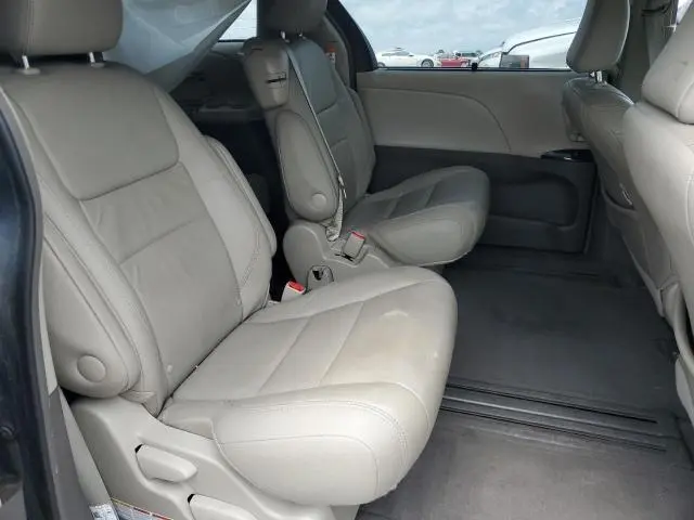 2017 TOYOTA SIENNA XLE  