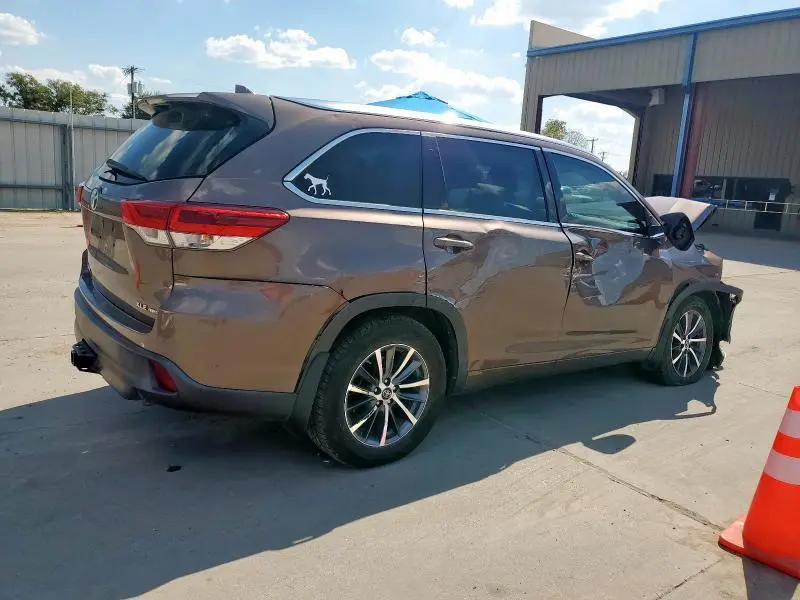 2017 TOYOTA HIGHLANDER SE  
