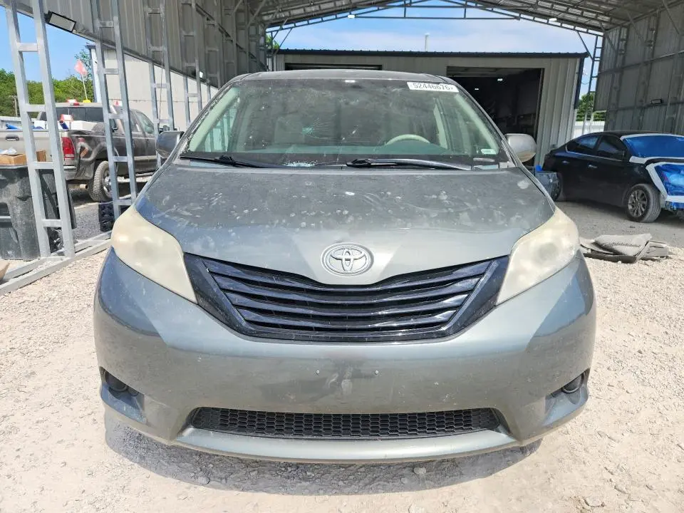 2014 TOYOTA SIENNA LE  