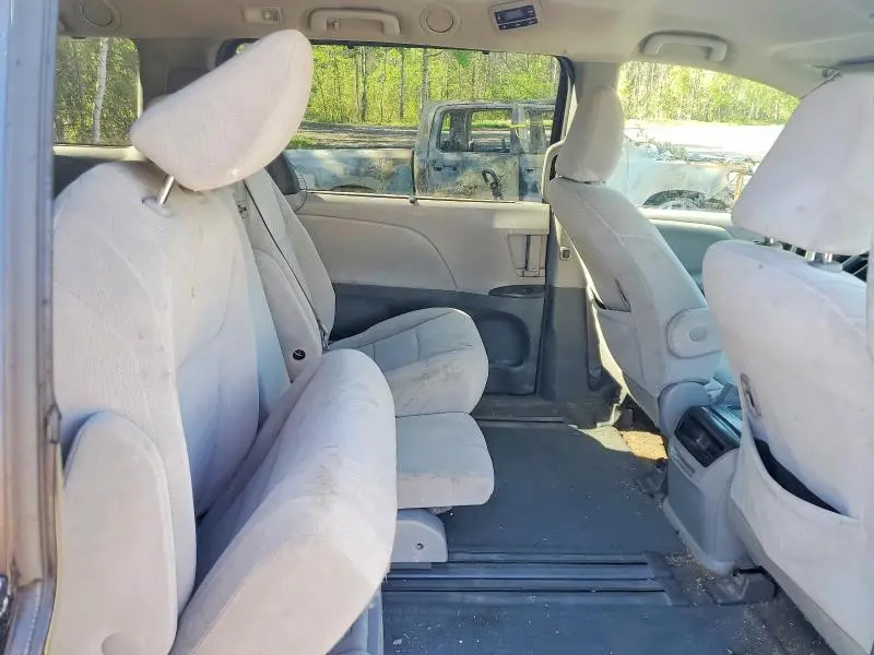 2015 TOYOTA SIENNA LE  
