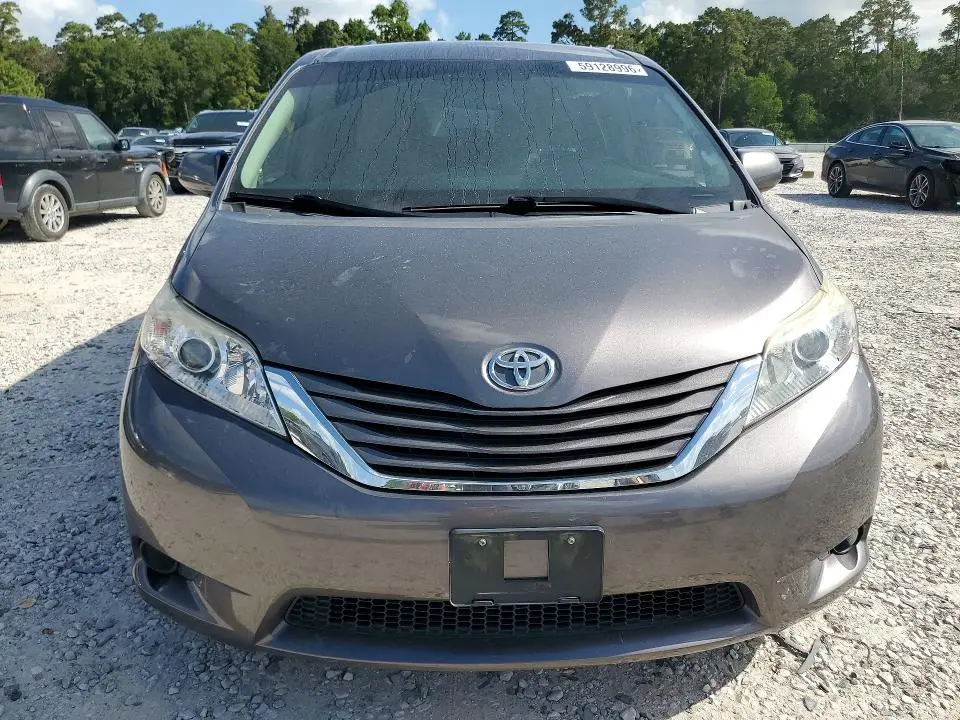 2017 TOYOTA SIENNA LE  