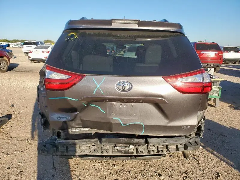 2018 TOYOTA SIENNA XLE  