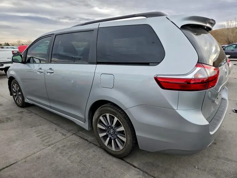 2020 TOYOTA SIENNA XLE  