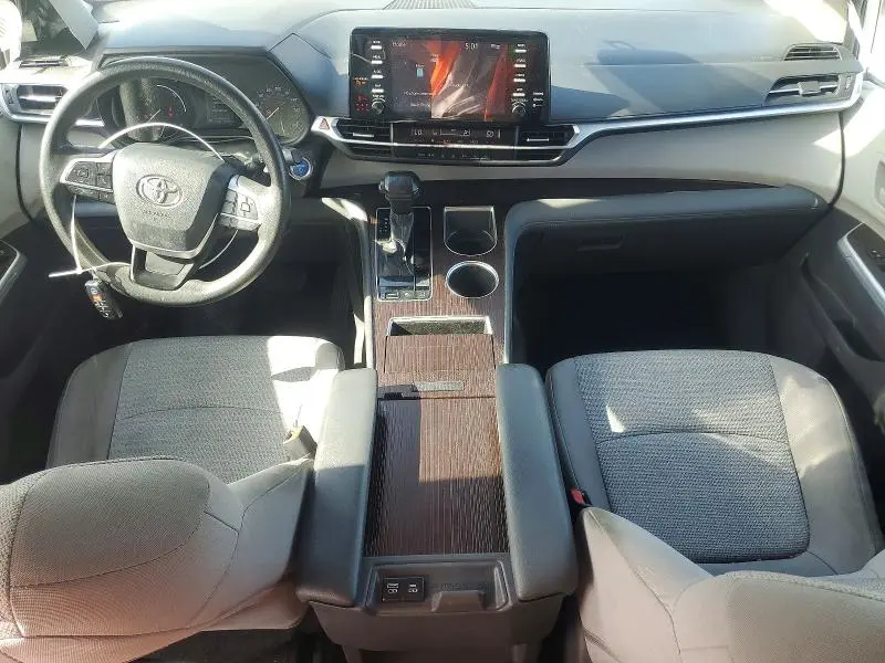 2021 TOYOTA SIENNA LE  