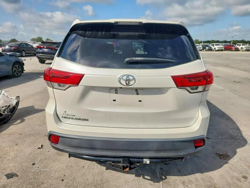 2019 TOYOTA HIGHLANDER LE  